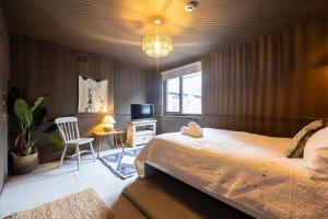 GuestReady - Rose and Monkey