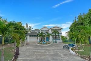 Nevas Estate w Hot Tub 10 ppl