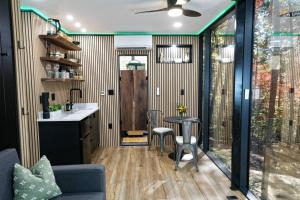 Luxury Mirror House-private, hot tub, 1 way glass