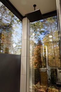 Luxury Mirror House-private, hot tub, 1 way glass