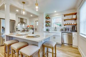 Dtwn Retreat with Game Room! Walk to Hampton Park