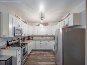 Dogs OK! Prime Home Base minutes to Downtown and Trails