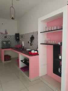 DREAMY cosy stay 4bhk 6 mins to Whitetown and Beach - BRASS