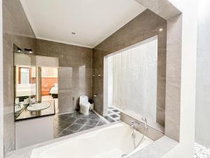 3BR, 5Beds, 10ppl, Seminyak, BeachSide