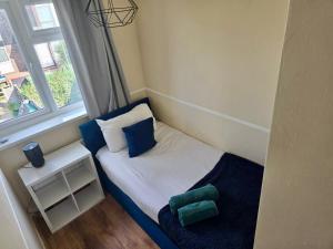 Gorgeous 3 bed House - Free Parking near Elizabeth line