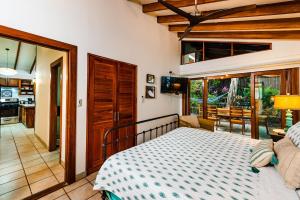 Newly Remodeled Villa Across from the beach