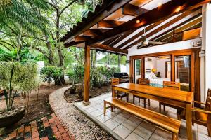 Hidden Oasis Across The Street From The Beach - 4hvězdičkové hotely ve městě Tamarindo