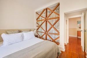 Bairro Alto Retreat with Balcony