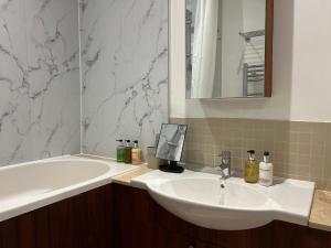 Spacious 4 Bed Flat Paddington Little Venice Sleeps 8