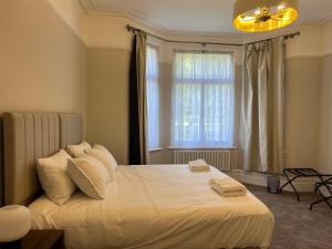 Spacious 4 Bed Flat Paddington Little Venice Sleeps 8