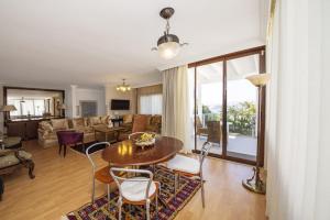 All Rooms w AC- Balcony - Backyard -5 mins Beach