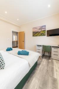 Ty Haul, meaning Sun House, open plan luxury, for work or play