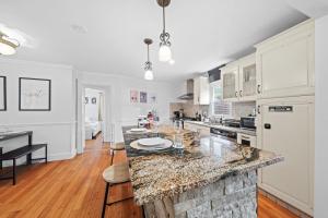 Stylish Apartment - Light Rail Access