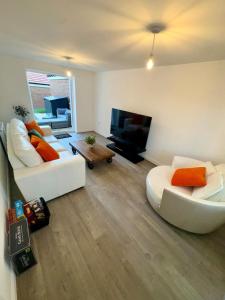 Detached 4BR House - Private Garden, Garage & Parking - Perfect for Long Stays, Families, Contractors