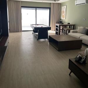 استديو كبير فاخر مع فناء خارجي ومدخل خاص