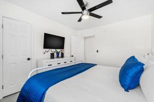 2 BR, Remodeled Condo, 1 Block to Beach Access, Walkable to Restaurants! Fall Promo for Mondays & Thursdays!