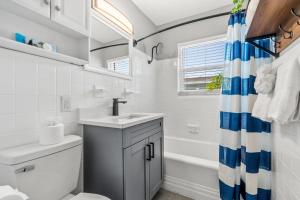 2 BR, Remodeled Condo, 1 Block to Beach Access, Walkable to Restaurants! Fall Promo for Mondays & Thursdays!