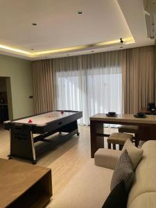 استديو كبير فاخر مع فناء خارجي ومدخل خاص