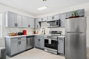 2 BR, Remodeled Condo, 1 Block to Beach Access, Walkable to Restaurants! Fall Promo for Mondays & Thursdays!