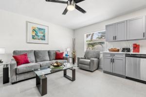 2 BR, Remodeled Condo, 1 Block to Beach Access, Walkable to Restaurants! Fall Promo for Mondays & Thursdays!