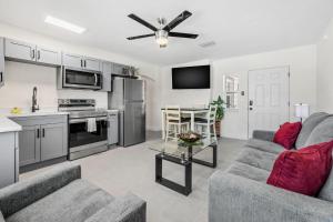 2 BR, Remodeled Condo, 1 Block to Beach Access, Walkable to Restaurants! Fall Promo for Mondays & Thursdays!