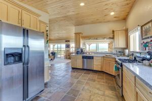 Walk to Lake Scenic Southern Colorado Escape!