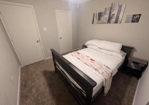 Pet-FrndlyRetreat . 600MbpsWiFi 8mi to IAH Sleeps 14