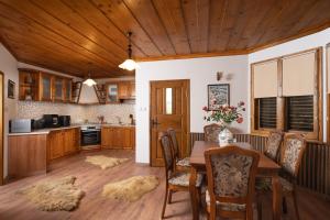 Висок клас къща за гости Кътче от Рая с басейн, джакузи и спа