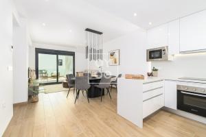 Nalia Horizon Penthouse, Outdoor living in comfort, by OYOOSTAYS