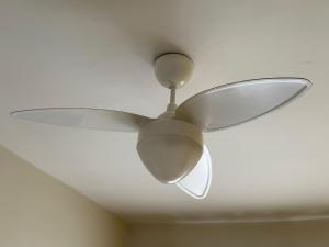 Apto com Sacada e Wi-Fi – 5 min da Praia!