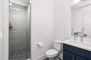 Comedy Coffee & HOT Chicken Mins to Broadway