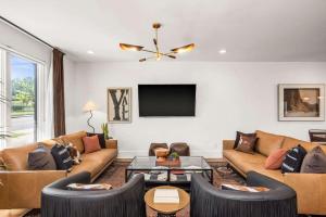 8th Ave South Gem Modern 4BR House Near Nashville Hotspots