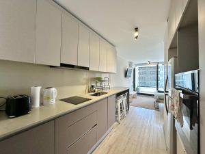 Moderno & Luminoso Departamento en Las Condes