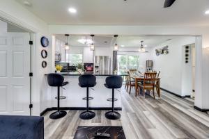 1 Mi to ATandT Stadium Cozy Family Home with Yard!