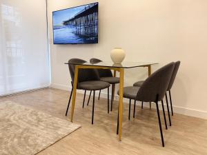 New 2D gym-grill Miraflores 1 block Malecón