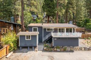 Bluejay Hideaway by Tahoe Getaways - Kings Beach 3 BR Pet Friendly w Enclosed Yard and Hot Tub