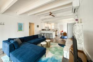 Bluejay Hideaway by Tahoe Getaways - Kings Beach 3 BR Pet Friendly w Enclosed Yard and Hot Tub