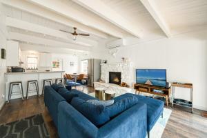 Bluejay Hideaway by Tahoe Getaways - Kings Beach 3 BR Pet Friendly w Enclosed Yard and Hot Tub