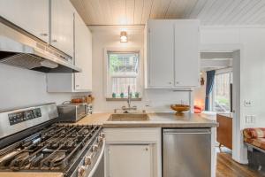 Bluejay Hideaway by Tahoe Getaways - Kings Beach 3 BR Pet Friendly w Enclosed Yard and Hot Tub