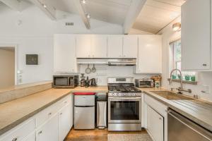 Bluejay Hideaway by Tahoe Getaways - Kings Beach 3 BR Pet Friendly w Enclosed Yard and Hot Tub