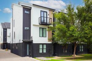 Structure at 8th Argyle Elite Nash Vacation Spot