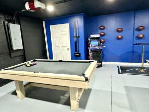 Theater and game rooms 5 bedrooms 2 king size beds TikTok and social media wall