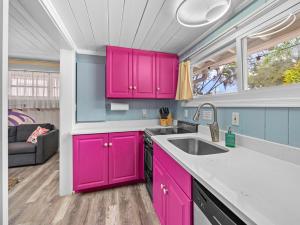 Modern Bright Escape Mins Beach, Pool, Hot Tub