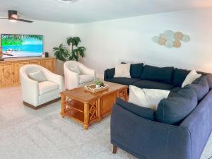 LE BLEU Charming Poolside Retreat