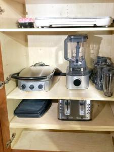 LE BLEU Charming Poolside Retreat