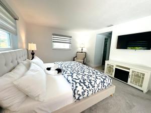 LE BLEU Charming Poolside Retreat