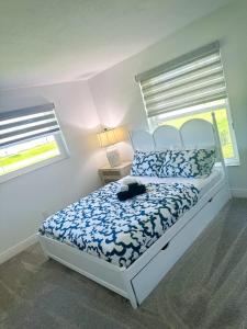 LE BLEU Charming Poolside Retreat