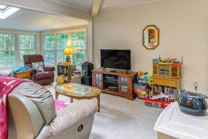 Creekside Family Home in Cleveland Stay and Play!