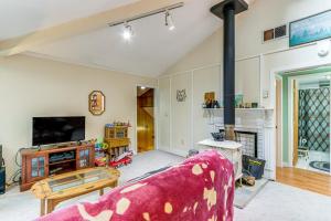 Creekside Family Home in Cleveland Stay and Play!