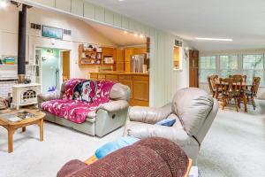 Creekside Family Home in Cleveland Stay and Play!